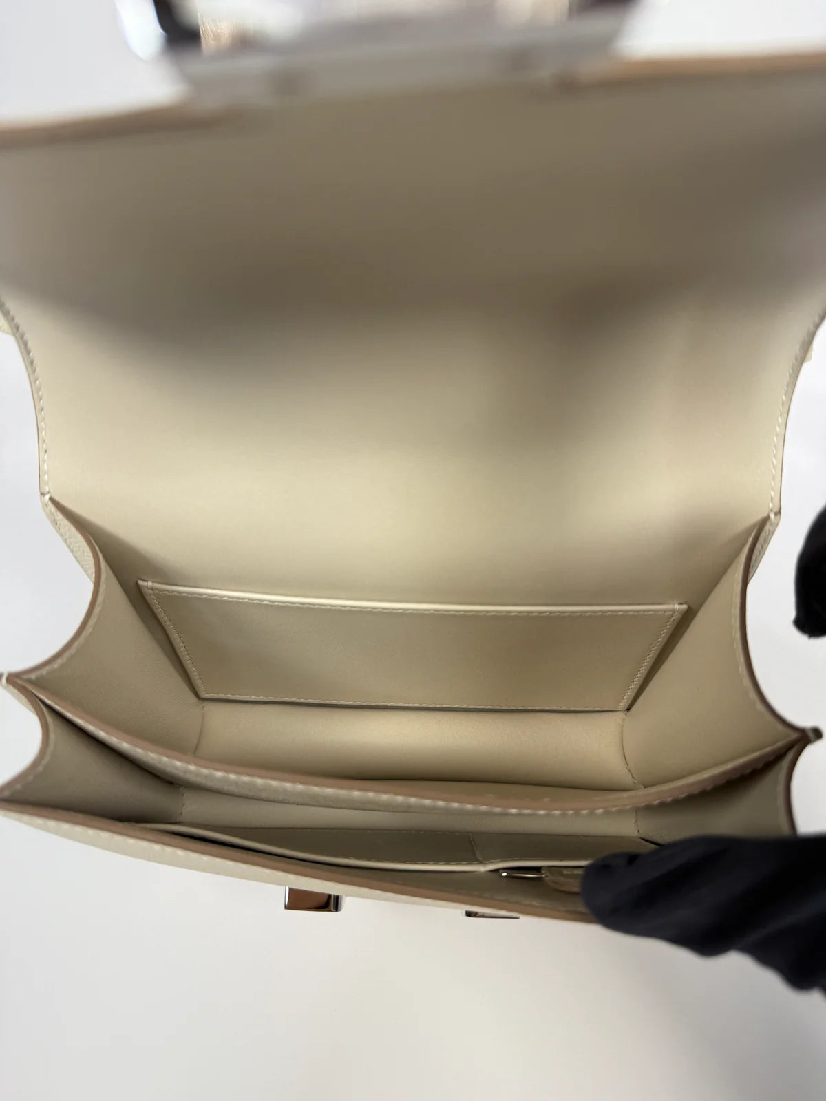 HERMÈS CONSTANCE 18 IN CRAIE EPSOM LEATHER WITH LACQUERED HARDWARE