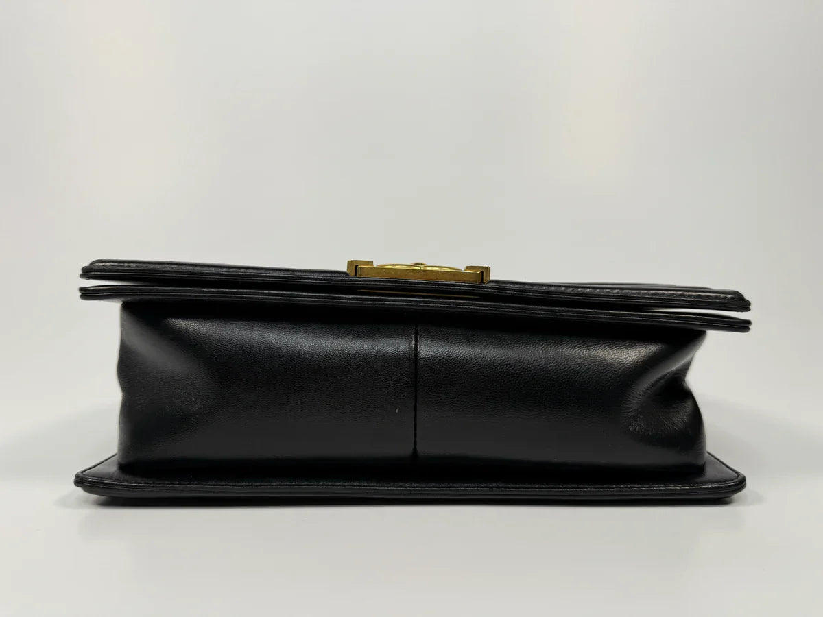 CHANEL BLACK CHEVRON FABRIC & LAMBSKIN LEATHER MEDIUM BOY BAG WITH GOLD HARDWARE