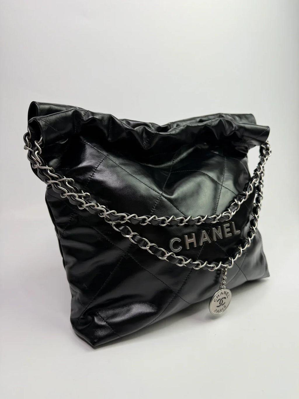 CHANEL 22 HANDBAG IN BLACK CALFSKIN LEATHER WITH SHW
