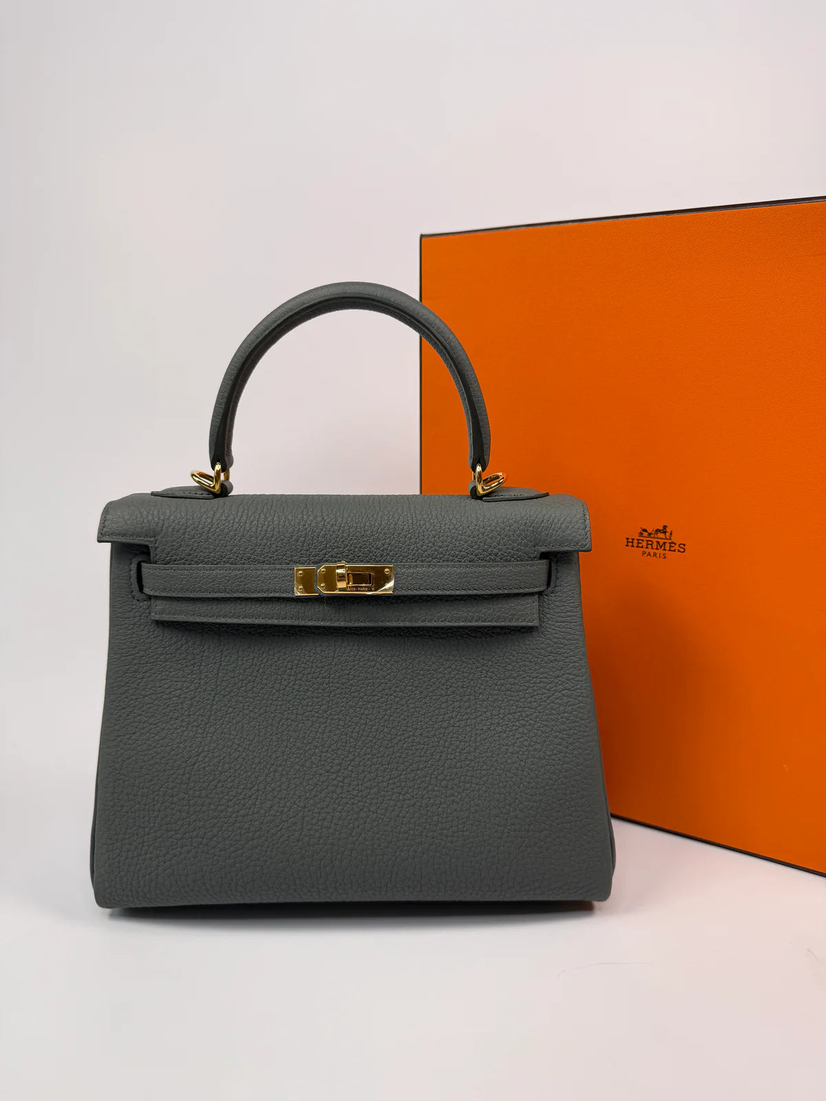 HERMÈS KELLY 25 IN VERT AMANDE TOGO LEATHER WITH GOLD HARDWARE