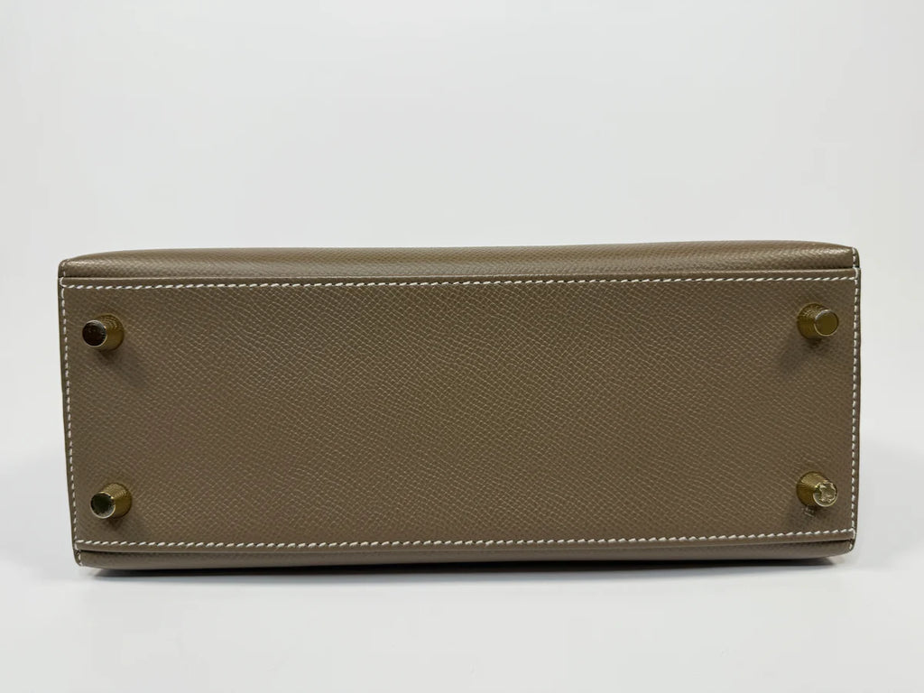 HERMÈS KELLY 25 SELLIER IN ETOUPE EPSOM LEATHER WITH GOLD HARDWARE
