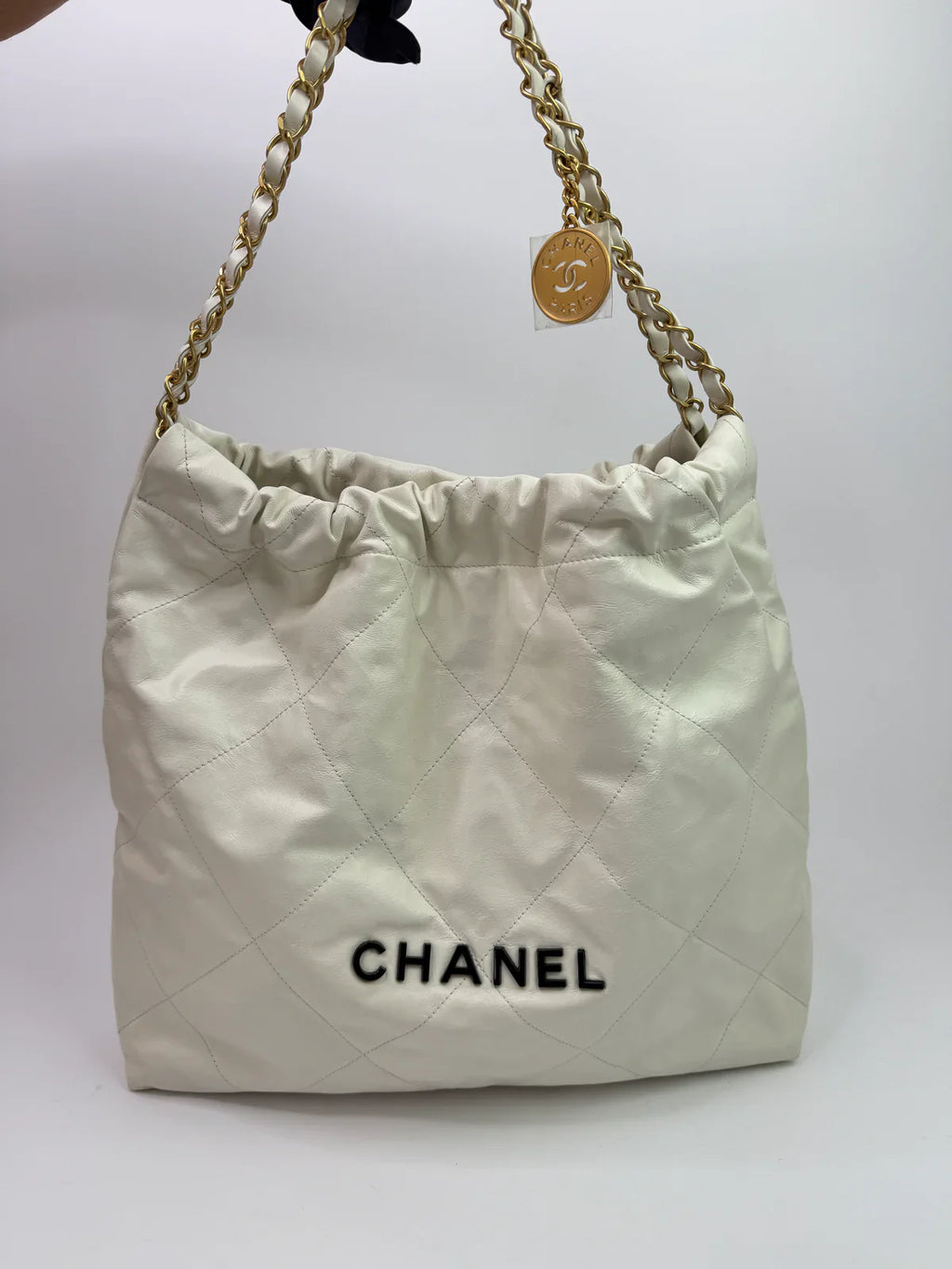 CHANEL 22 MEDIUM IN WHITE CALFSKIN LEATHER WITH GHW