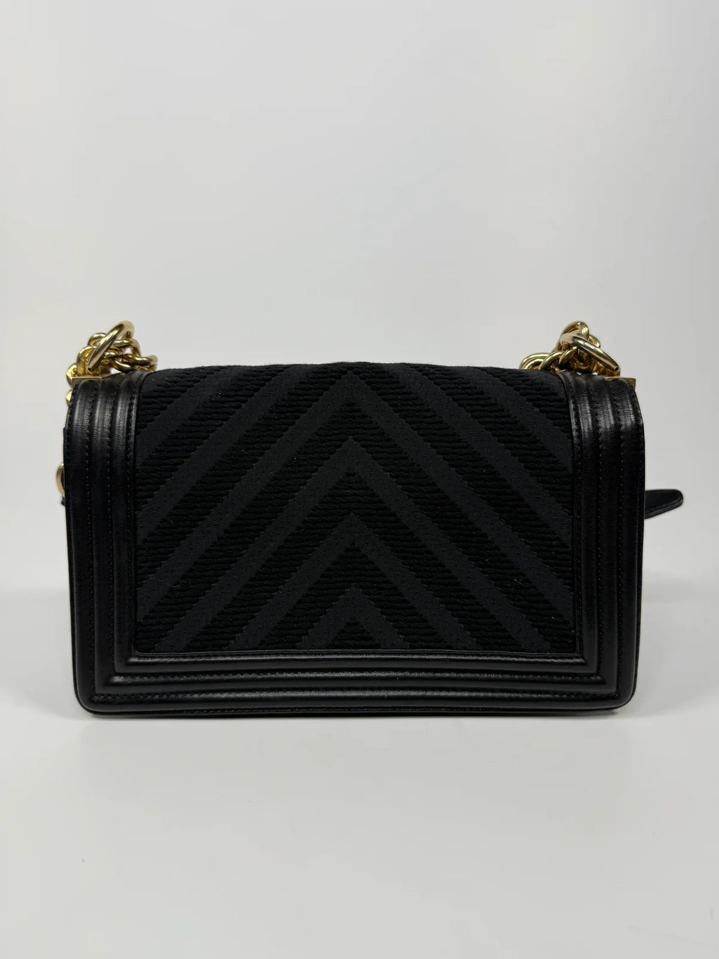 CHANEL BLACK CHEVRON FABRIC & LAMBSKIN LEATHER MEDIUM BOY BAG WITH GOLD HARDWARE