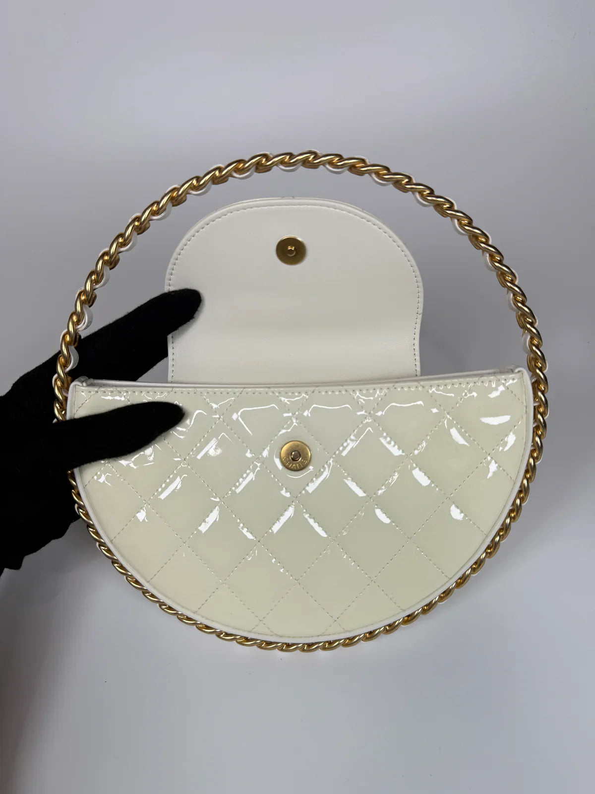 CHANEL WHITE QUILTED PATENT LEATHER CHAIN AROUND HOOP BAG